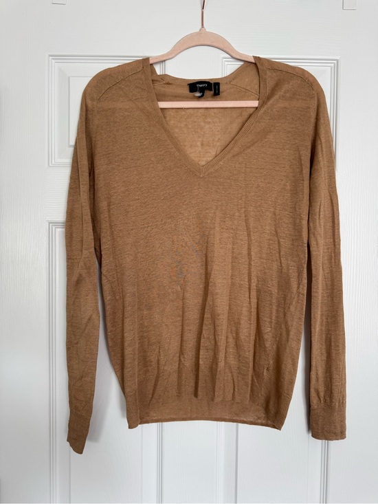 Theory Sweaters - Theory Lightweight Linen V-Neck Sweater in Camel